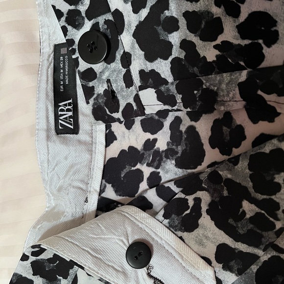 ZARA, Super Cute shorts looks like a skirt! Medium. - Picture 3 of 9